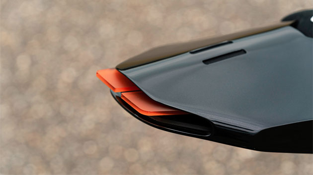 The striking rear fairing of the bike also bears the signature of Auto Fabrica