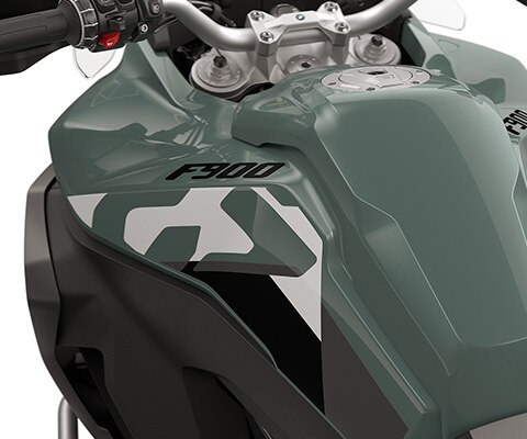 The side panels of the F 900 GS Adventure from BMW Motorrad with a large 23 l tank