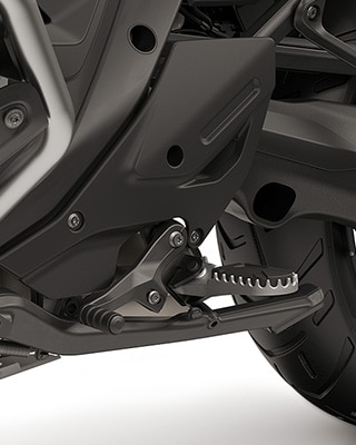 Équipements enduro, tels qu’un grand pare-moteur, un levier de frein rabattable et une pédale de sélection réglable, repose-pieds enduro, y compris repose-pieds passager