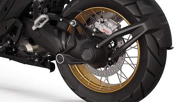 The golden cross-spoked wheels of the R 1300 GS Option 719 Biscaya
