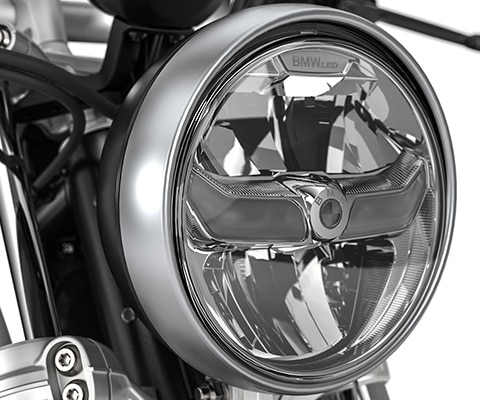 We see the LED headlights of the R nineT Pure.