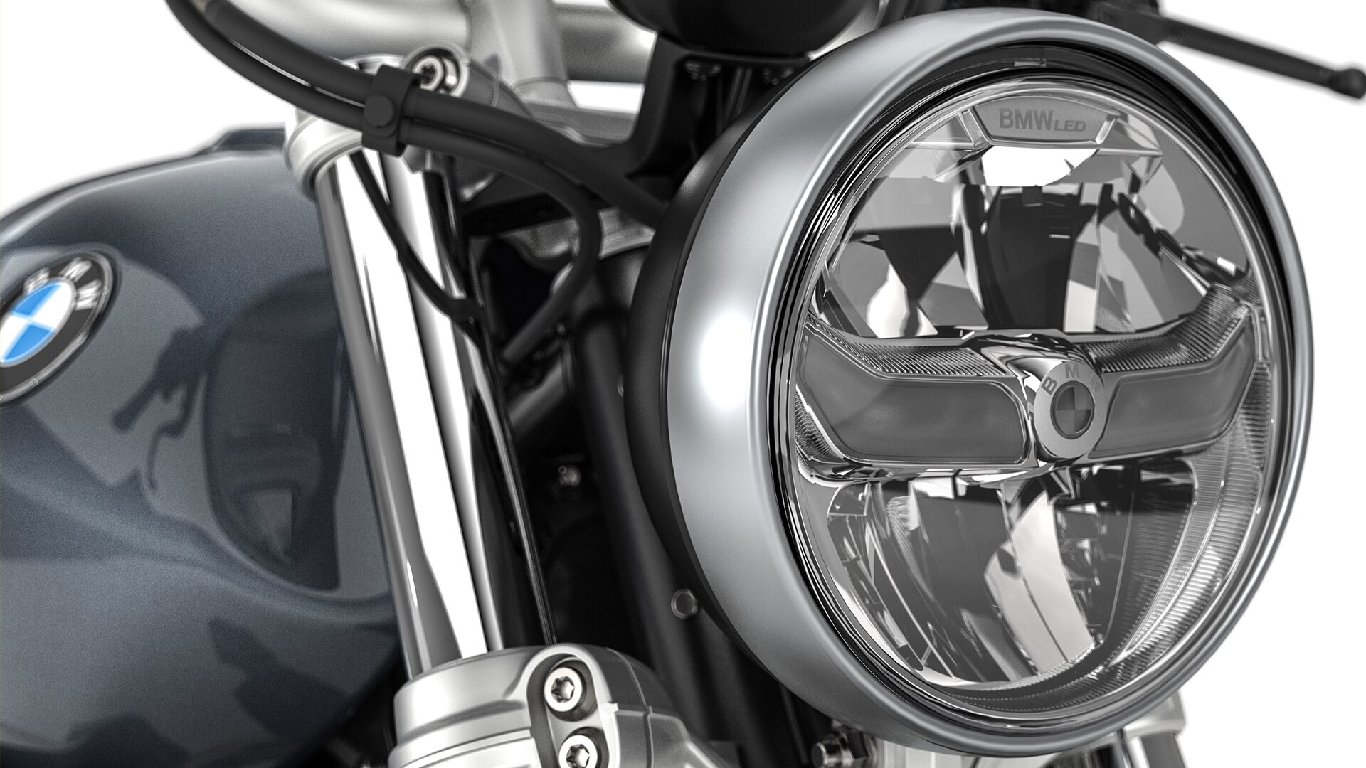 We see the LED headlights of the R nineT Pure.