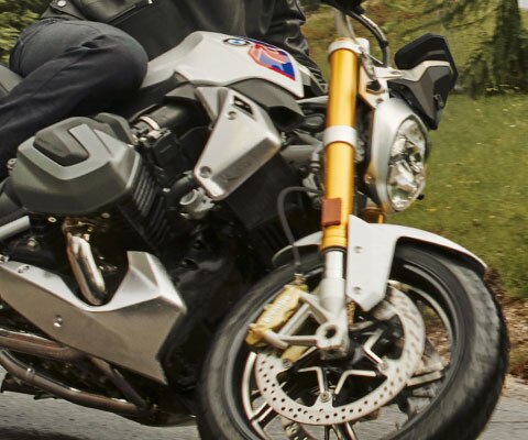 Scène de conduite avec la BMW R 1250 R