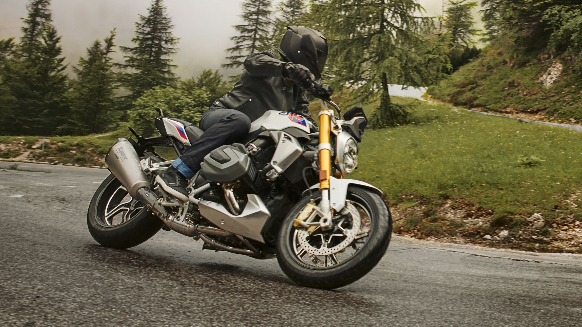 Scène de conduite avec la BMW R 1250 R