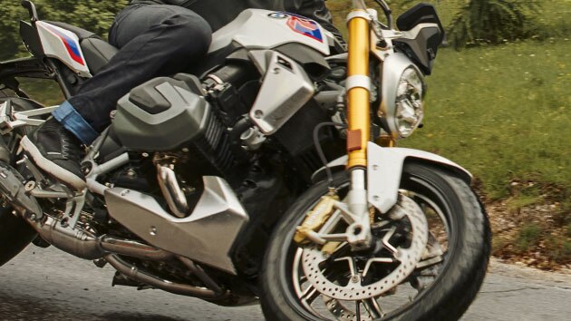 Scène de conduite avec la BMW R 1250 R
