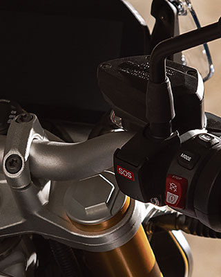 La BMW R 1250 R avec gros plan sur le réservoir, le guidon et l'affichage