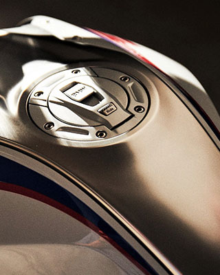 Le réservoir de la BMW R 1250 R avec couvercle central du réservoir en acier inoxydable