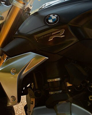 La BMW R 1250 R en style Exclusive dans un cadre montagneux