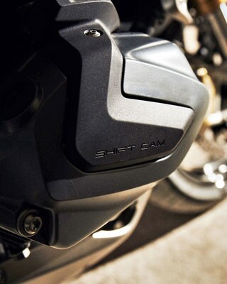 La BMW R 1250 R avec vue détaillée sur le couvre-culasse et le logo ShiftCam