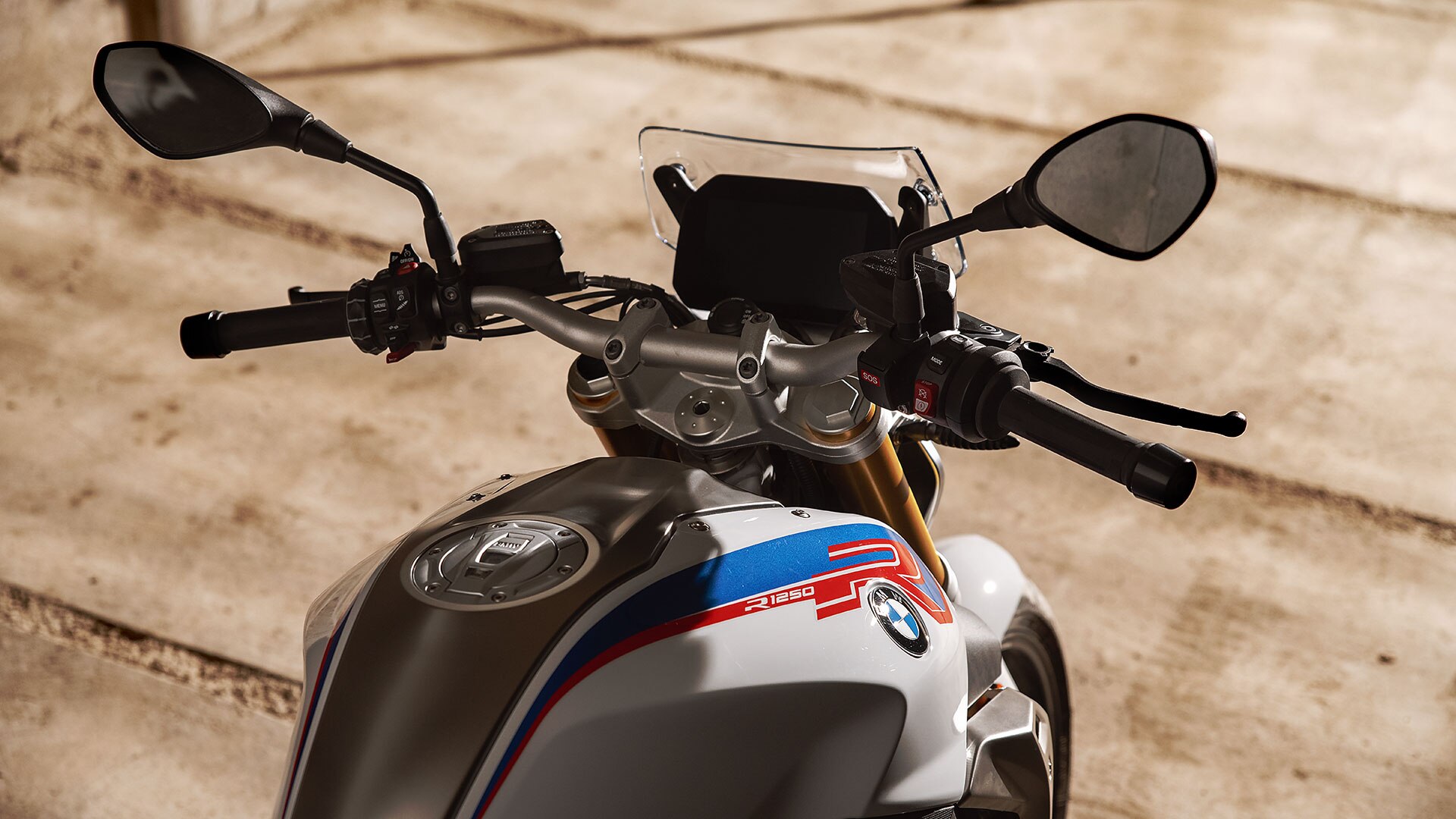 La BMW R 1250 R avec gros plan sur le réservoir, le guidon et l'affichage