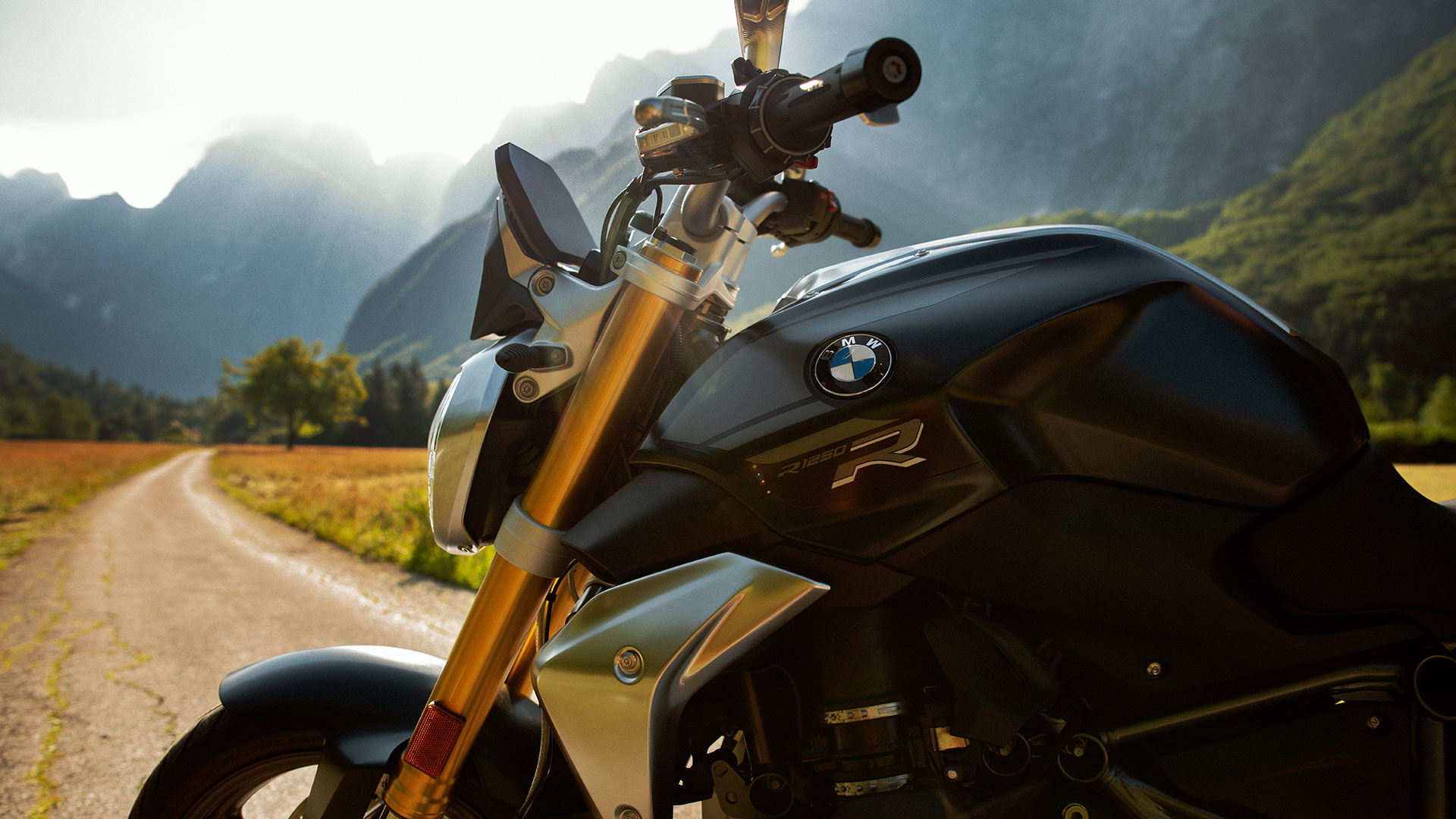 La BMW R 1250 R en style Exclusive dans un cadre montagneux