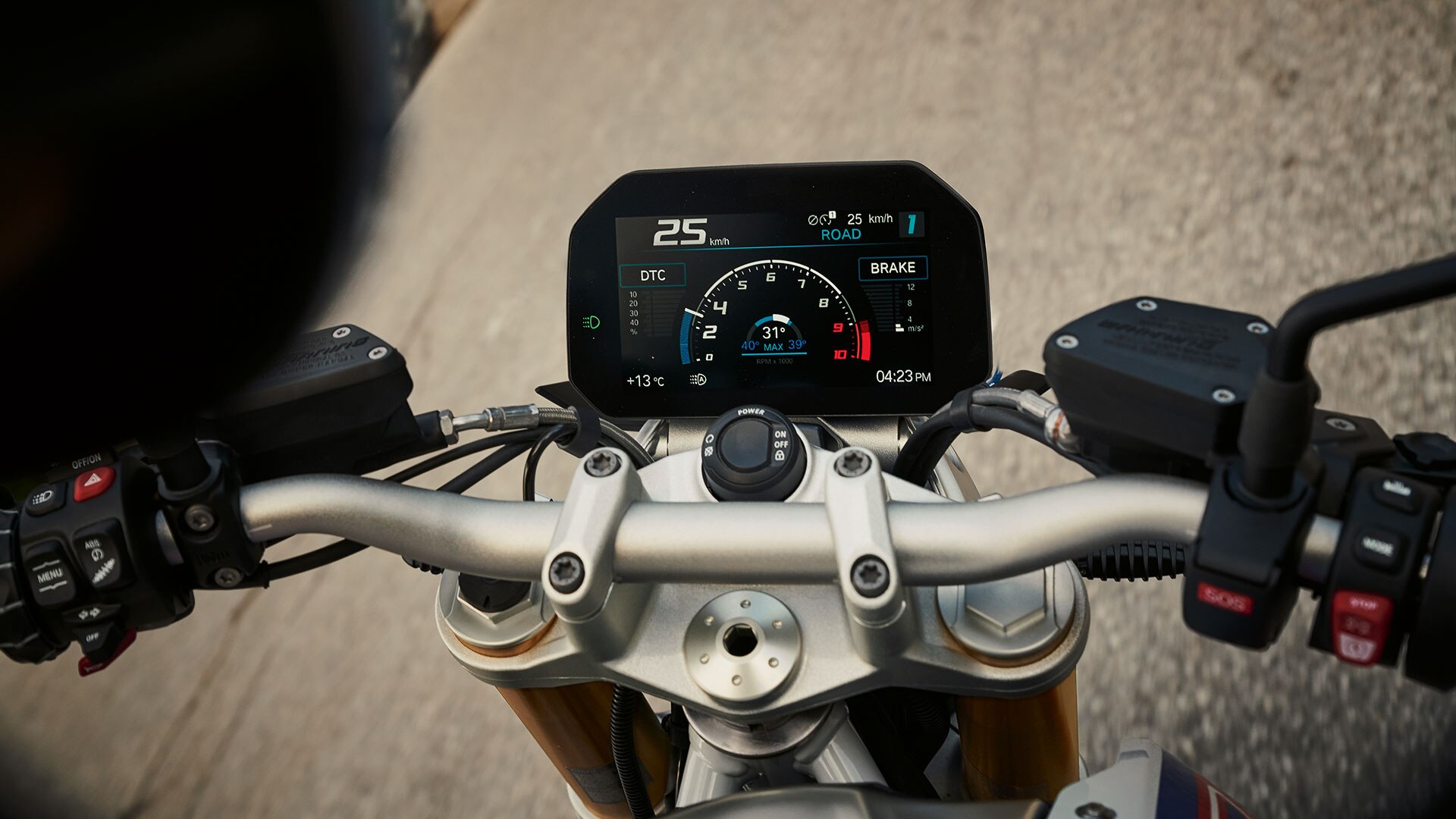 La BMW R 1250 R avec guidon et affichage des TFT à l'honneur