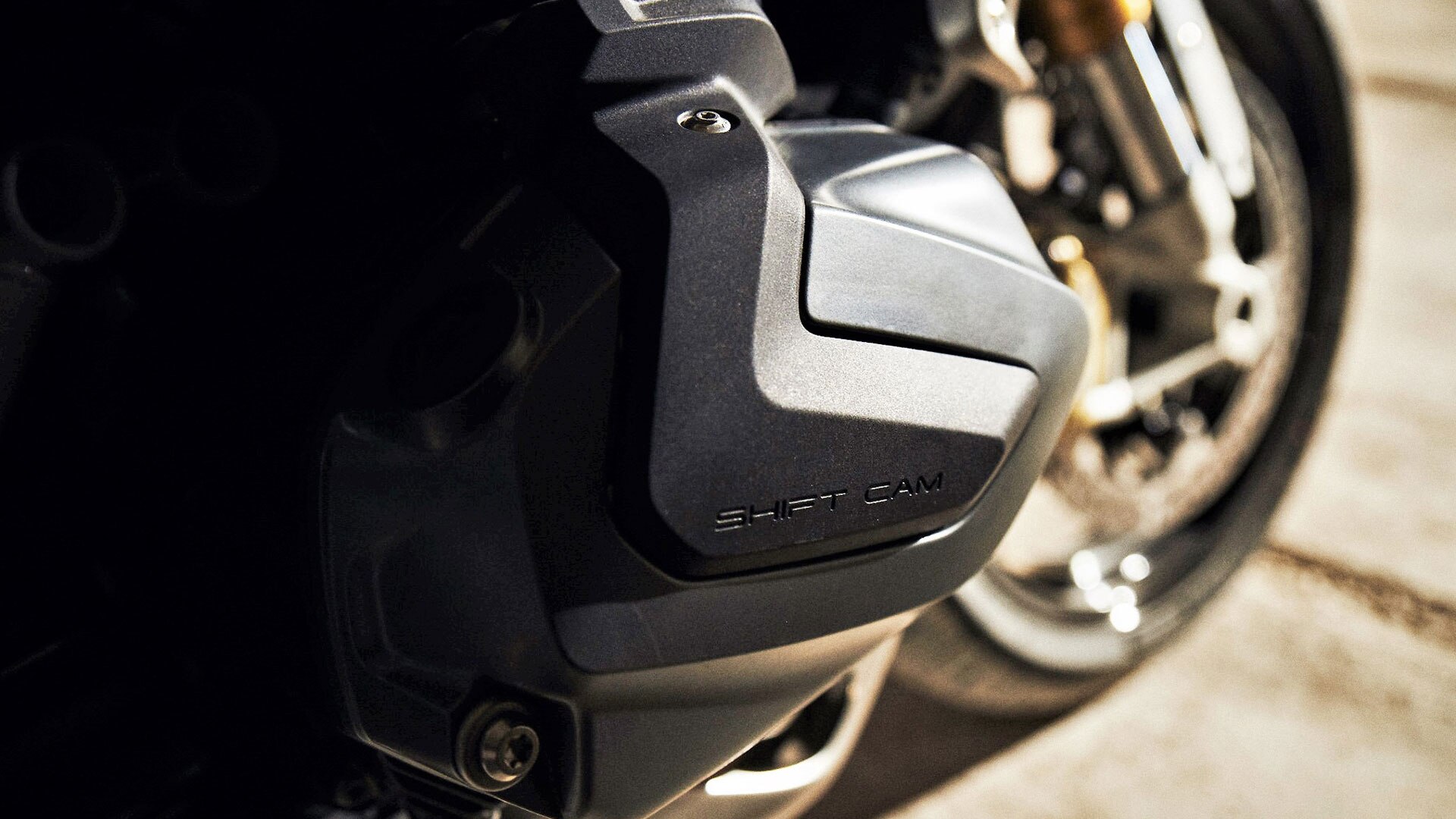 La BMW R 1250 R avec vue détaillée sur le couvre-culasse et le logo ShiftCam