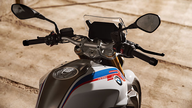 La BMW R 1250 R avec gros plan sur le réservoir, le guidon et l'affichage