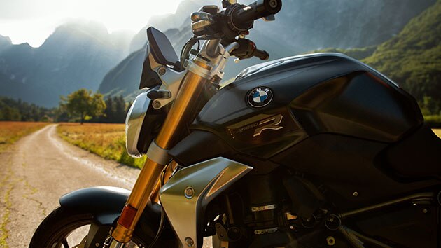 La BMW R 1250 R en style Exclusive dans un cadre montagneux