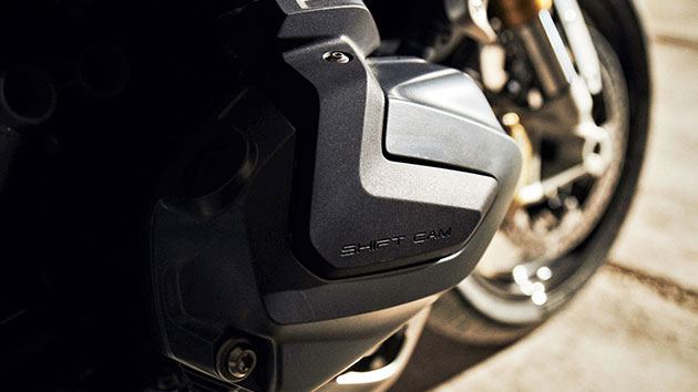 La BMW R 1250 R avec vue détaillée sur le couvre-culasse et le logo ShiftCam