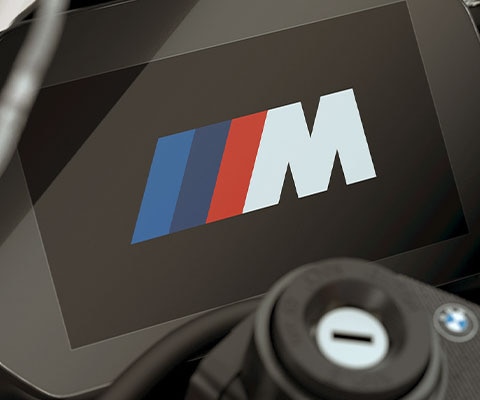 Nous voyons ici l'animation de démarrage avec le logo M dans le poste de pilotage de la M RR.