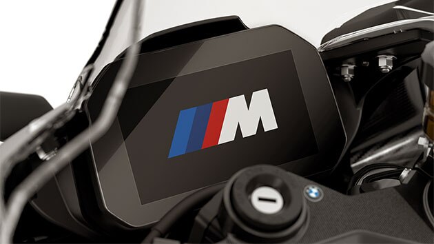 Nous voyons ici l'animation de démarrage avec le logo M dans le poste de pilotage de la M RR.